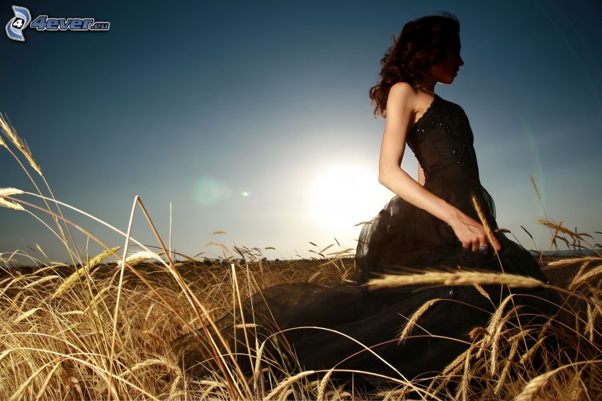 dziewczyna w polu, czarna sukienka