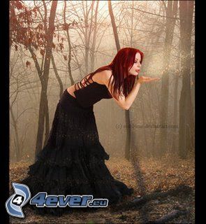 kobieta w lesie, rudowłosa