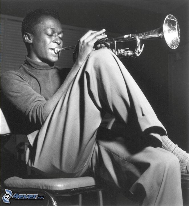 Miles Davis, gra na trąbce, czarno-białe zdjęcie