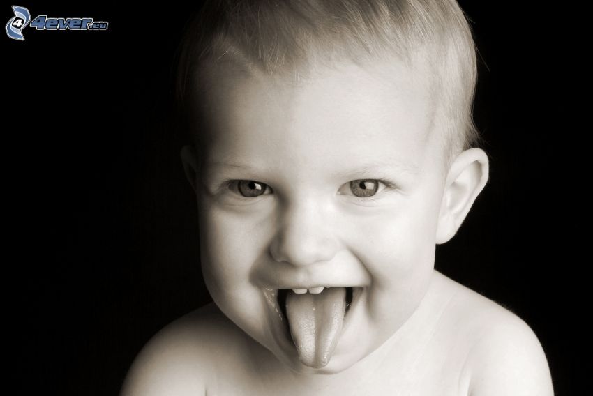 chłopczyk, wystawiony język, czarno-białe zdjęcie