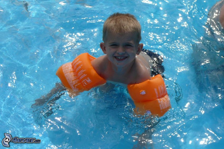 chłopiec w basenie, lato
