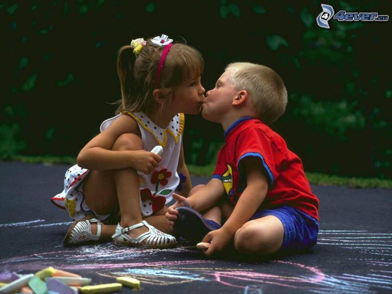 dziecięcy pocałunek, dziewczynka i chłopczyk, boisko, kreda