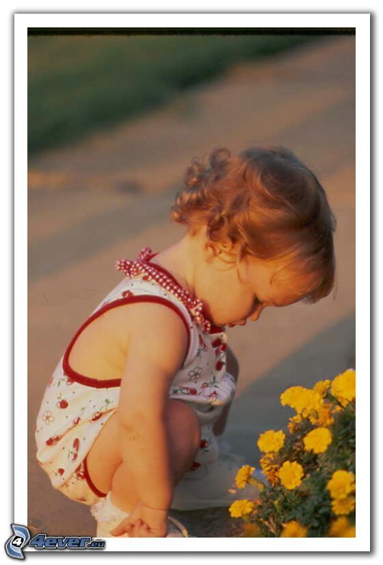 dziecko w kwiatach
