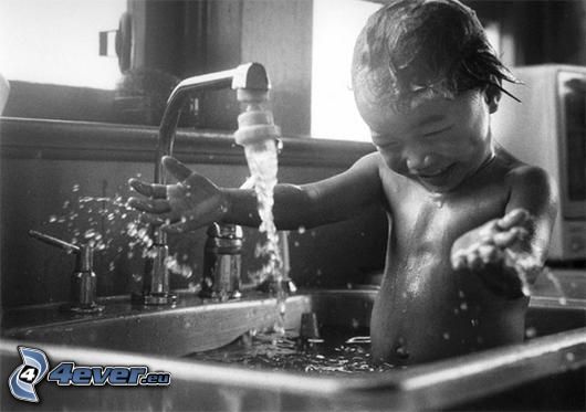 dziecko w wodzie, umywalka, strumień wody, radość