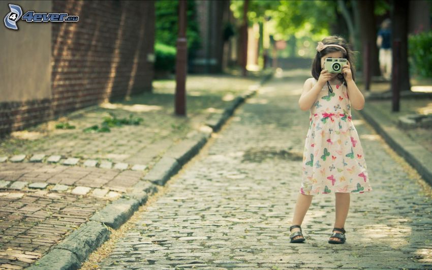 dziewczyna z aparatem fotograficznym, ulica, bruk