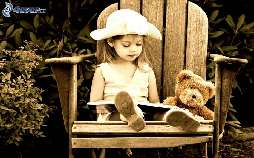 dziewczynka, miś pluszowy, książka, kapelusz, krzesło