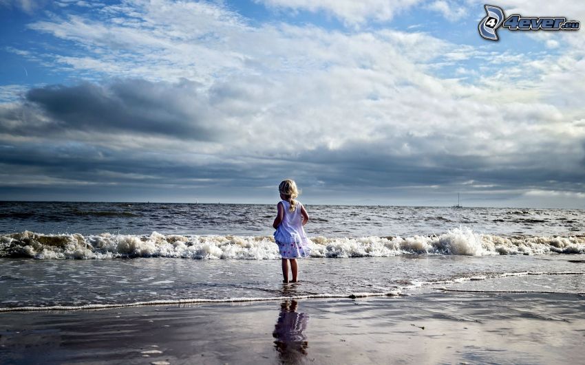 dziewczynka, morze, chmury