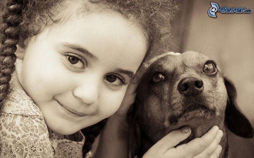 dziewczynka, pies, czarno-białe zdjęcie