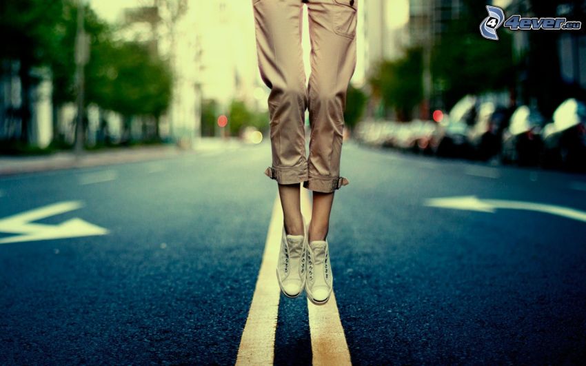 dziewczęce nogi, skok, ulica, szczupła kobieta