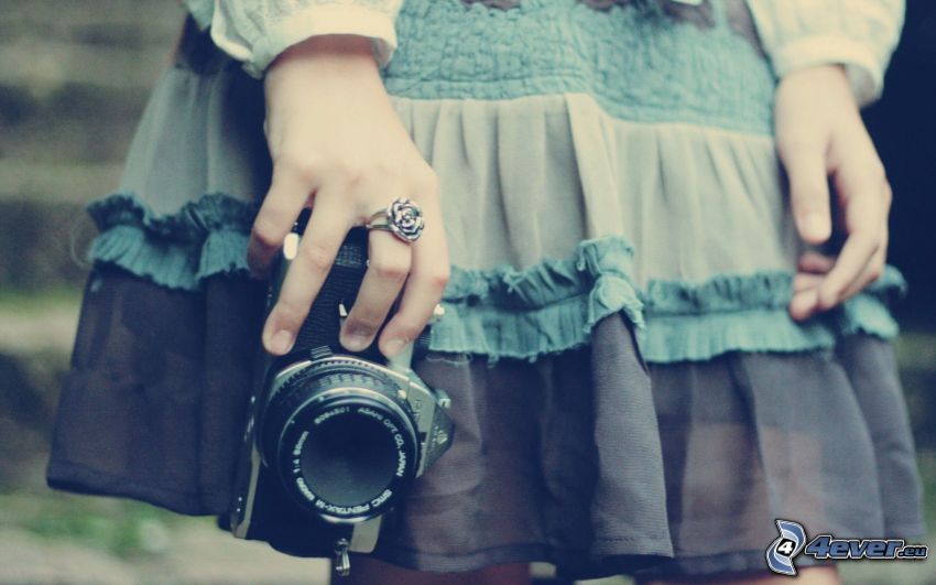 dziewczyna z aparatem fotograficznym, ręce