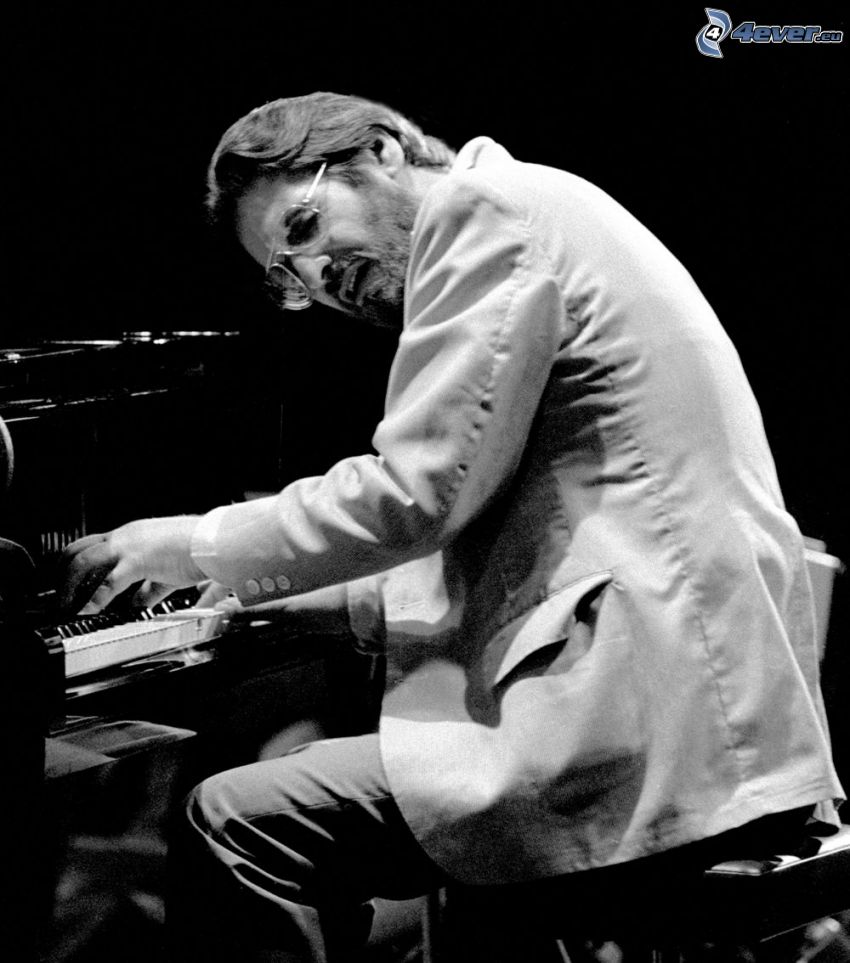 Bill Evans, pianista, gra na fortepianie, czarno-białe zdjęcie