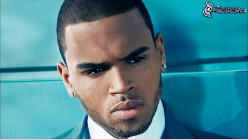 Chris Brown, mężczyzna w garniturze