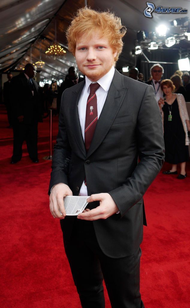 Ed Sheeran, mężczyzna w garniturze
