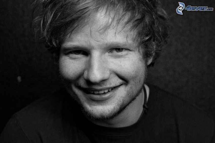 Ed Sheeran, uśmiech, czarno-białe zdjęcie