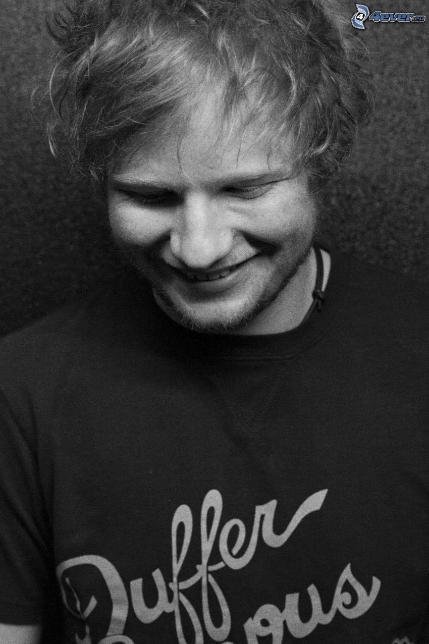 Ed Sheeran, uśmiech, spojrzenie, czarno-białe zdjęcie