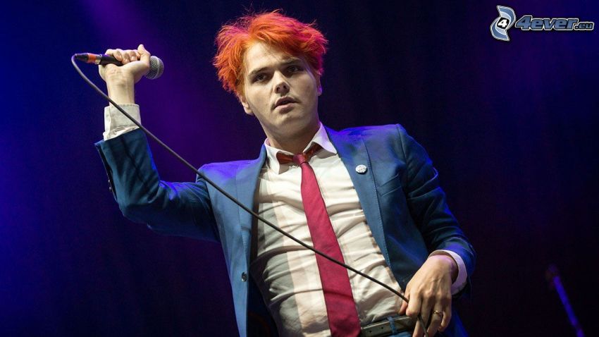 Gerard Way, mężczyzna w garniturze, mikrofon