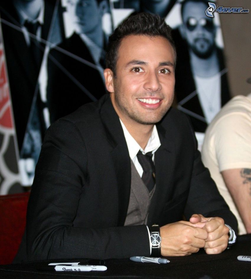 Howie Dorough, mężczyzna w garniturze