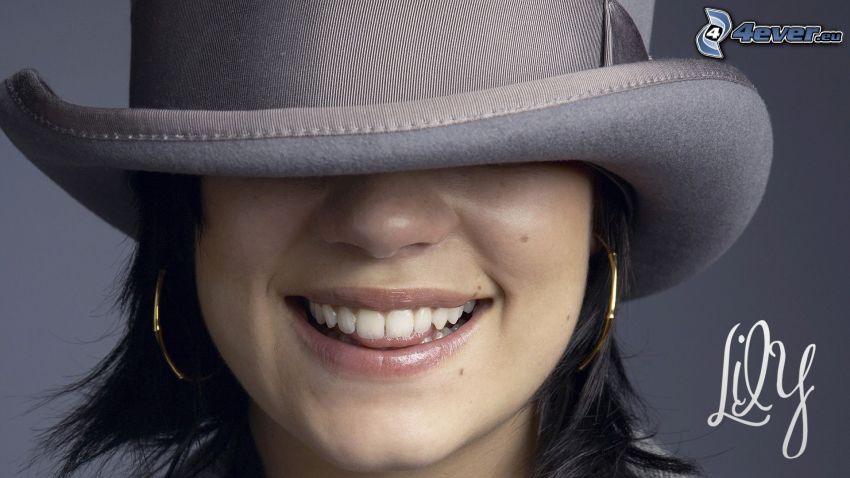 Lily Allen, kapelusz, uśmiech