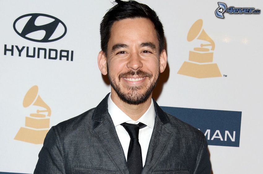 Mike Shinoda, mężczyzna w garniturze, uśmiech
