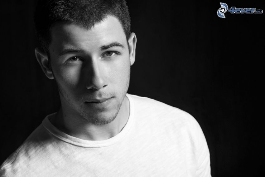 Nick Jonas, czarno-białe zdjęcie
