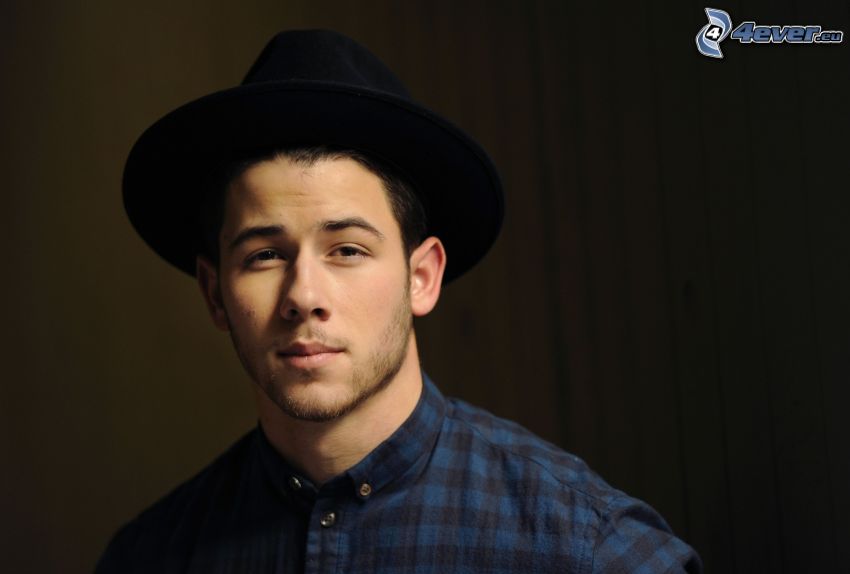 Nick Jonas, mężczyzna w kapeluszu