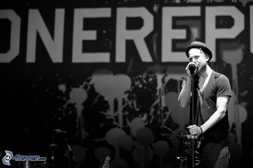 OneRepublic, piosenkarz, czarno-białe zdjęcie
