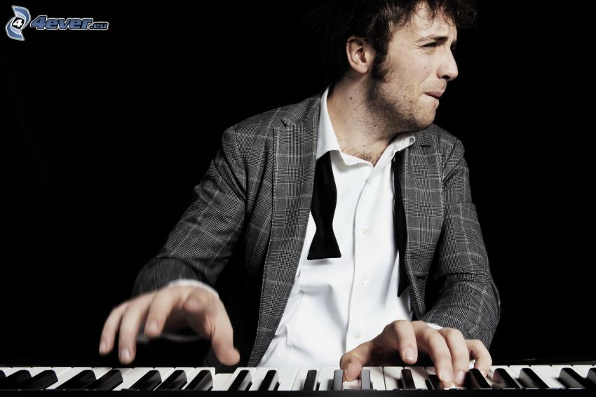 Raphael Gualazzi, gra na fortepianie