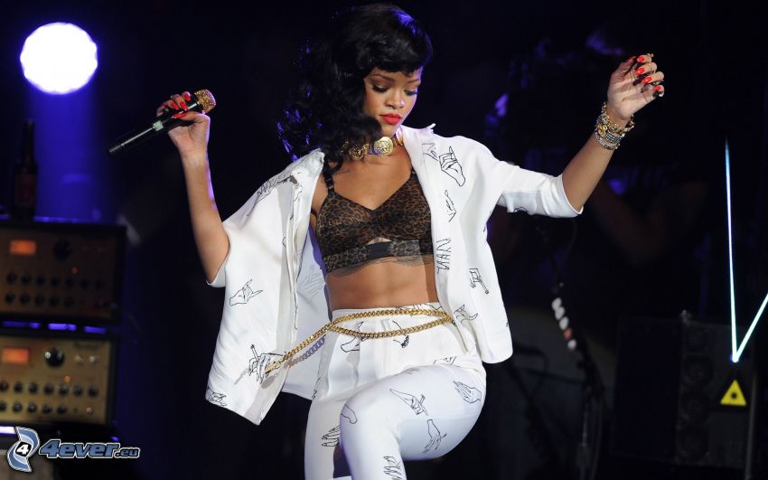 Rihanna, czarny biustonosz