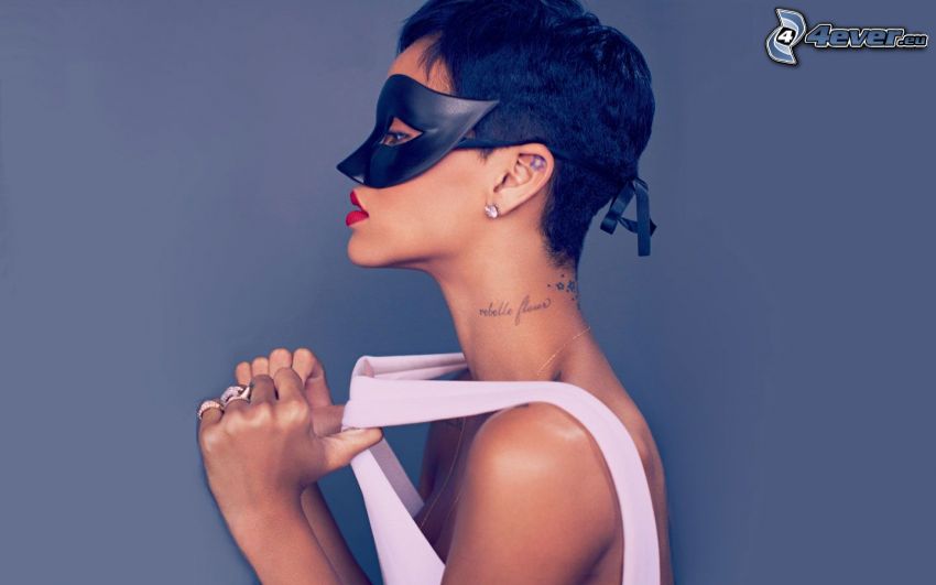 Rihanna, maska na oczy