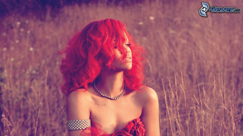 Rihanna, rudowłosa, dziewczyna w trawie
