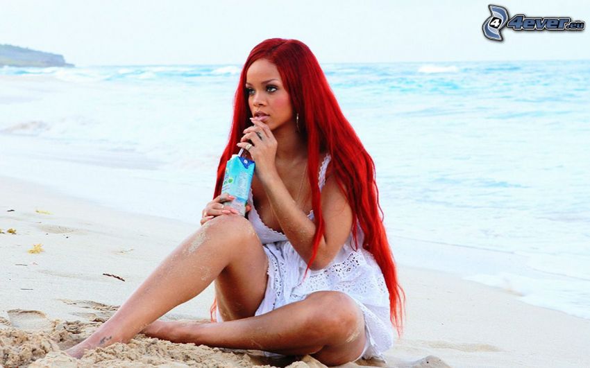 Rihanna, rudowłosa, plaża