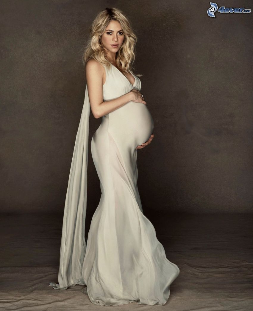 Shakira, kobieta w ciąży, biała sukienka