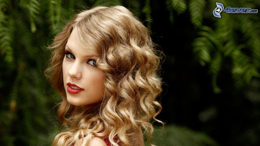 Taylor Swift, blondynka z kręconymi włosami
