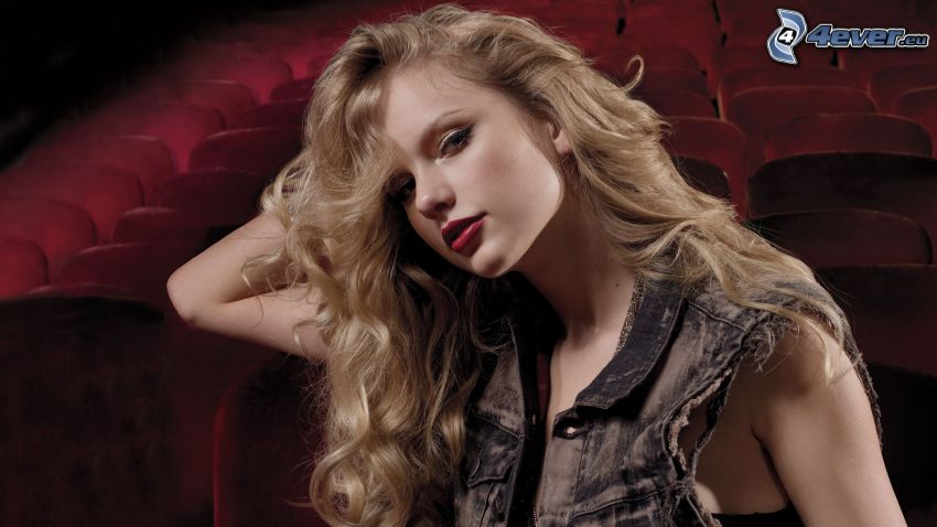 Taylor Swift, kino, blondynka z kręconymi włosami