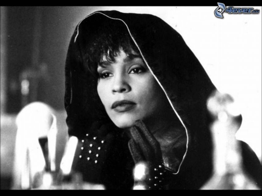 Whitney Houston, czarno-białe zdjęcie, kaptur