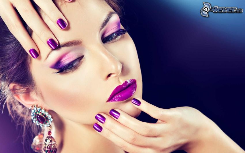 pomalowana kobieta, pomalowane paznokcie, fioletowe usta, kolczyki