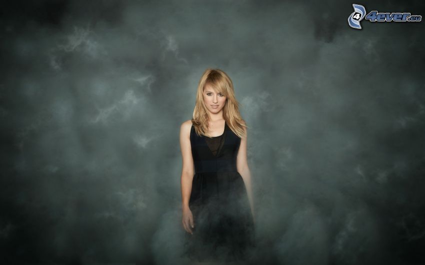 Sarah Hart, blondynka, czarna sukienka, dym