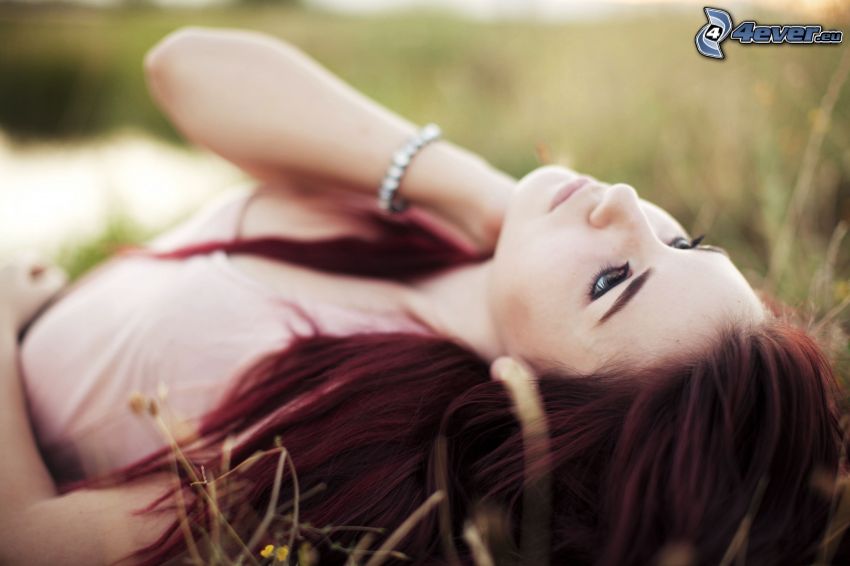 Susan Coffey, dziewczyna w trawie, rudowłosa