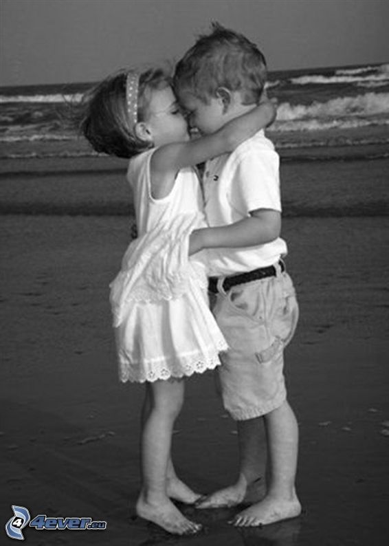 dziecięcy pocałunek, dziewczynka i chłopczyk, plaża, fale na wybrzeżu, morze, romantyka