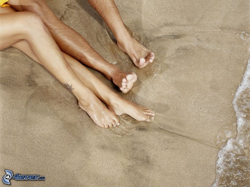 nogi, para na plaży