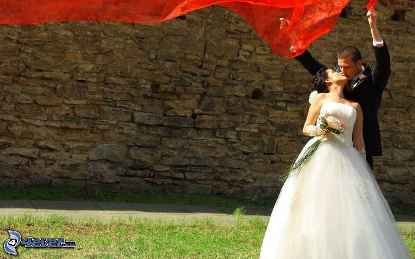 nowożeńcy, pocałunek, bukiet, czerwony materiał, mur