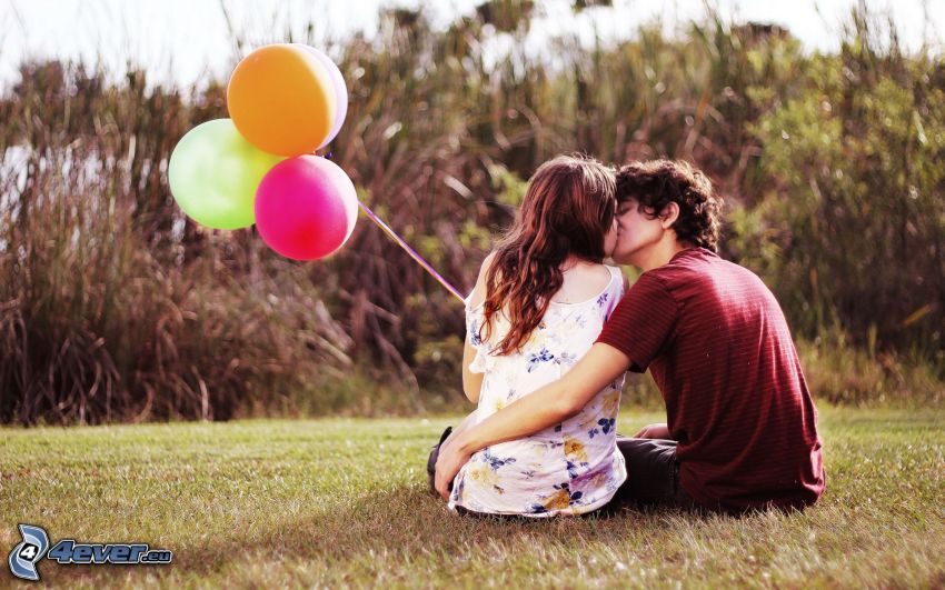 para na trawie, pocałunek, baloniki