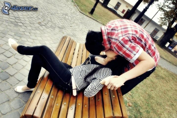pocałunek na ławce, park
