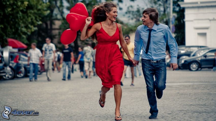 szczęśliwa para, śmiech, bieg, baloniki, ulica