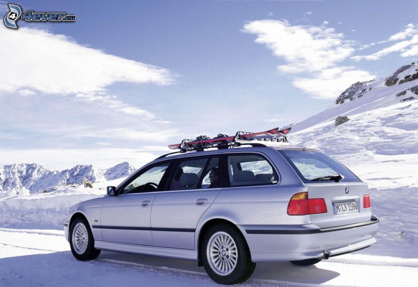 BMW 5, kombi, śnieżny krajobraz