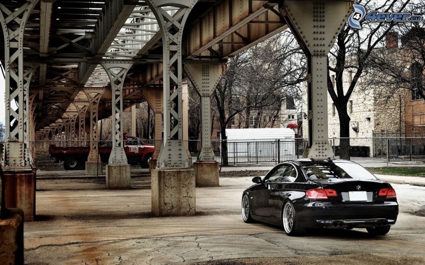 BMW E92, pod mostem, żelazny most