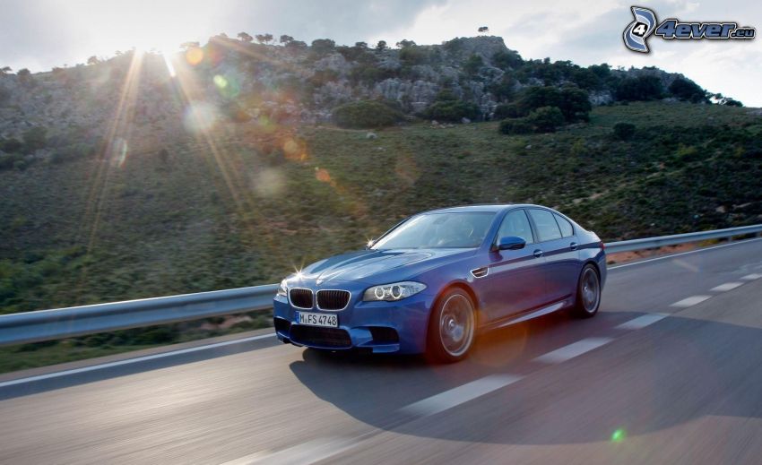 BMW M5, ulica, prędkość, promienie słoneczne, wzgóże ze skały