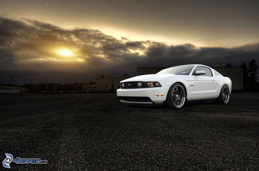 Ford Mustang, słońce za chmurami