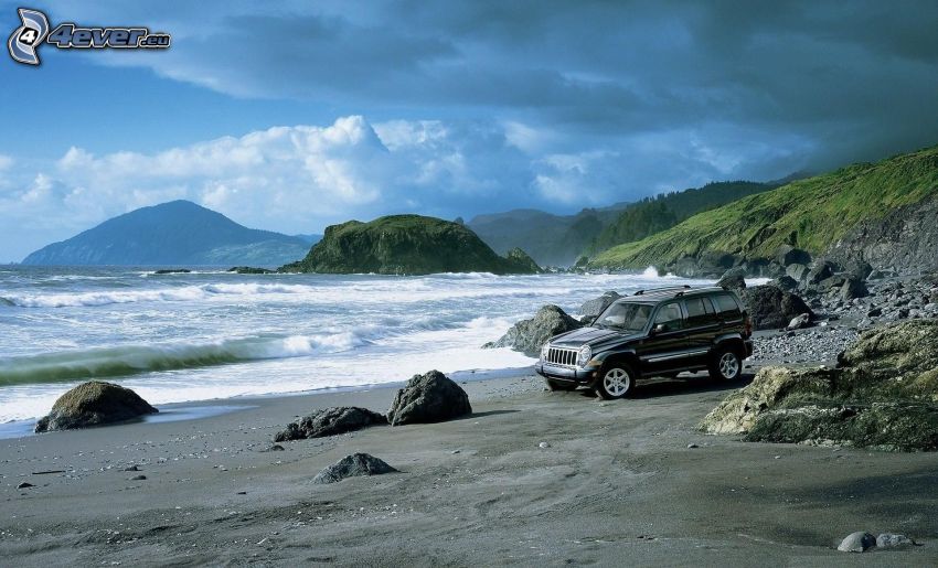 Jeep Liberty, plaża piaszczysta, morze