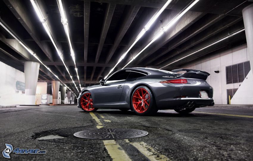 Porsche 911 Carrera S, pod mostem